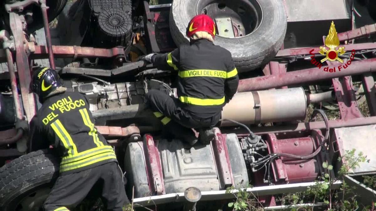 Torino, a Castellamonte un camion dei vigili del fuoco è finito fuo…