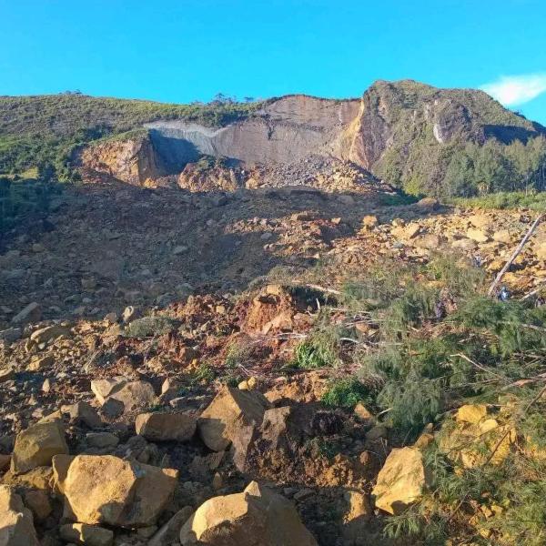 Papua Nuova Guinea, violenta frana all’alba: almeno 100 morti e villaggi distrutti | VIDEO E FOTO