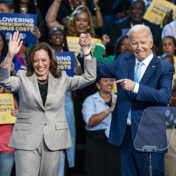 Joe Biden torna sul palco con Harris, nel mirino del presidente c’è Trump: “Come si chiama? Donald Dump”