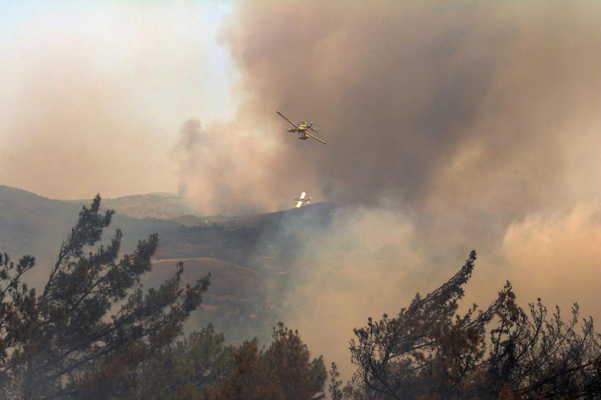 Grecia, incendi nei villaggi a Corfù: evacuate migliaia di persone