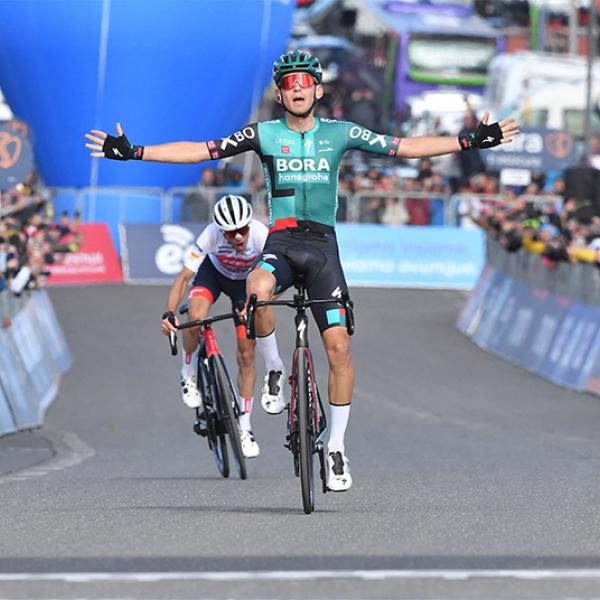 Giro d’Italia 2022, Kamna vince sull’Etna, male Nibali. Cambia la maglia rosa