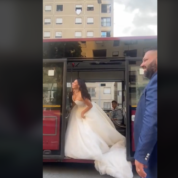 Roma, sposa blocca autobus a Tor Bella Monaca per uno scatto: il traffico della capitale diventa un set fotografico | VIDEO