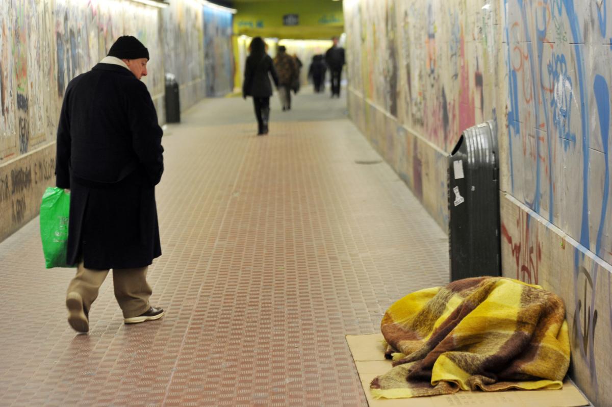 Clochard aggredito a Genova, insulti razzisti prima del pestaggio: …