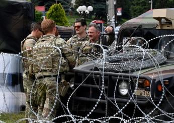 Kosovo, continua la tensione: manifestanti serbi assediano i municipi