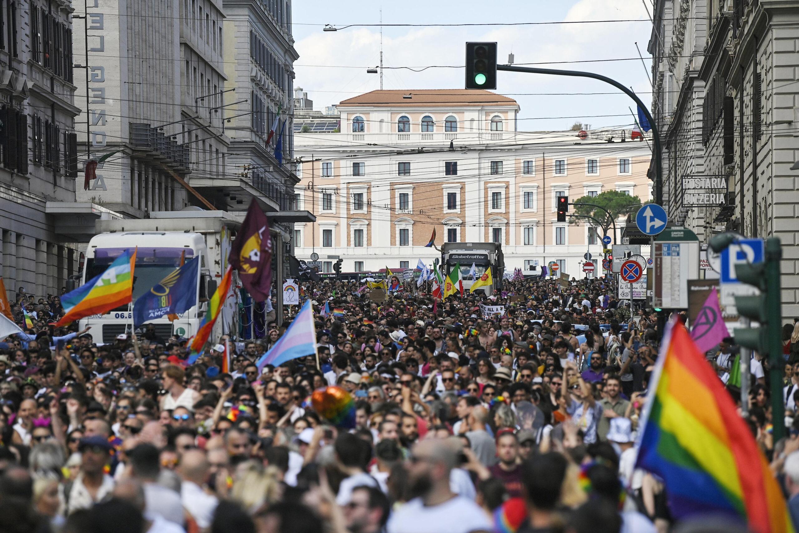 Roma pride 2023, le queen Paola e Chiara infuocano la manifestazione: in piazza migliaia di persone per la QueeResistenza