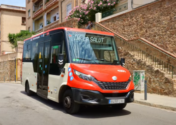 Barcellona, il comune fa sparire da Google Maps il bus 116 dopo le proteste dei residenti: “Troppi turisti, non riusciamo ad utilizzarlo”