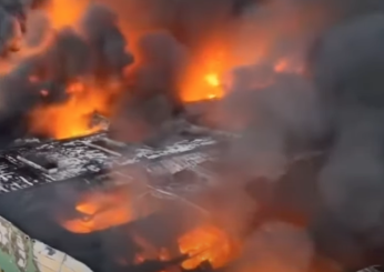 Polonia, incendio in un centro commerciale a Varsavia: 180 vigili del fuoco a lavoro per spegnere le fiamme | VIDEO