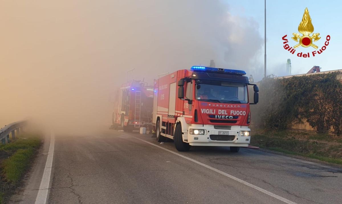 Modena, incendio in viale Verdi: colonne di fumo alte e condomini e…