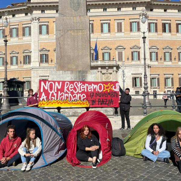 Tende davanti a Montecitorio per il caro affitti, gli studenti “riuniscono” Schlein e Conte che attaccano: “Meloni si nasconde…” | VIDEO