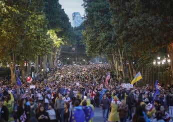 Georgia, migliaia di cittadini in piazza a Tbilisi contro la ‘legge russa’: “No alla dittatura” | VIDEO