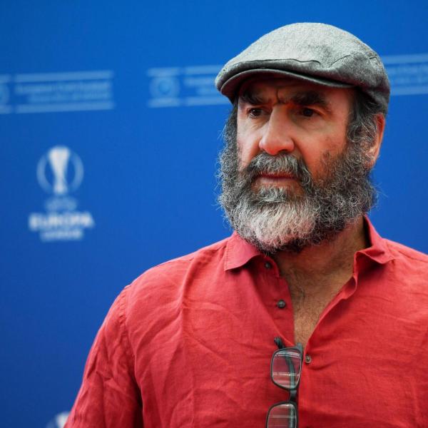 Londra, Cantona porta a passeggio una capra: il video dell’intervista diventa virale