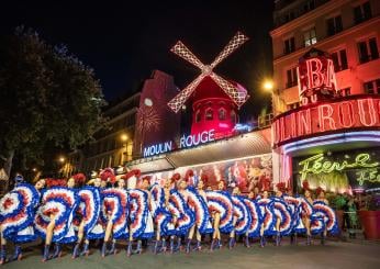 Parigi, il Moulin Rouge ha di nuovo le pale del mulino: festa in strada con can-can | VIDEO