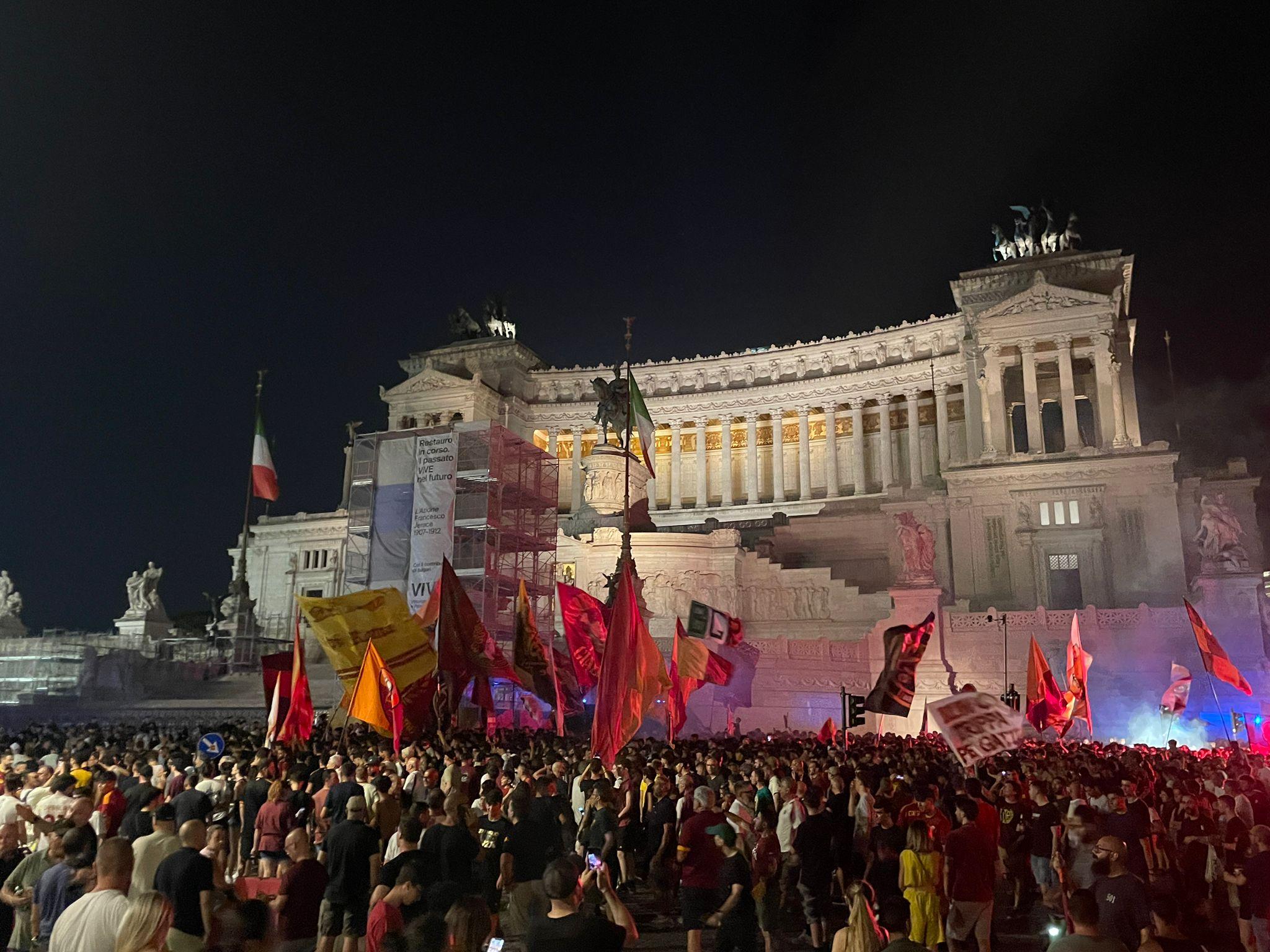 Buon compleanno Roma, 97 anni e non sentirli: oltre 5mila tifosi in centro per festeggiare i colori giallorossi| FOTO e VIDEO