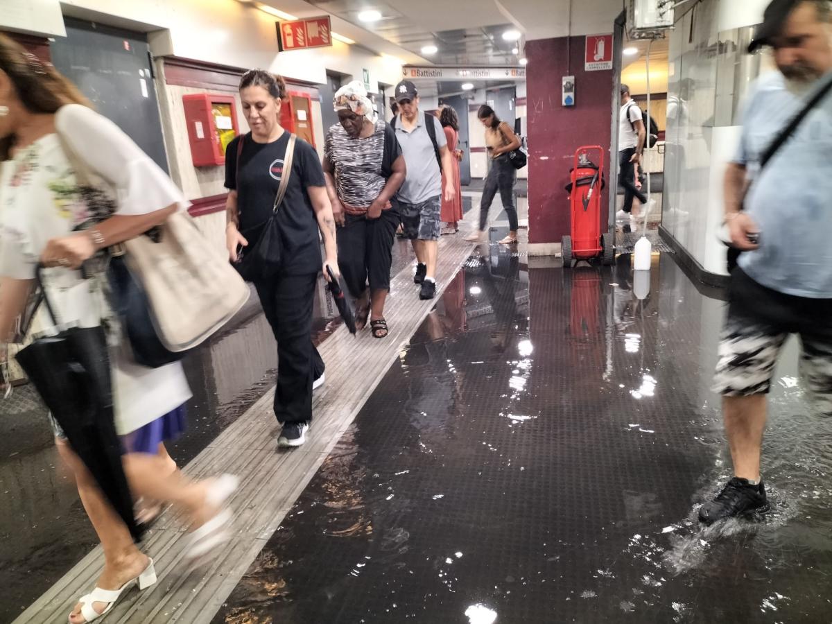 Bomba d’acqua oggi a Roma, città in tilt e metro allagata, chiuse le stazioni: cosa succede |VIDEO