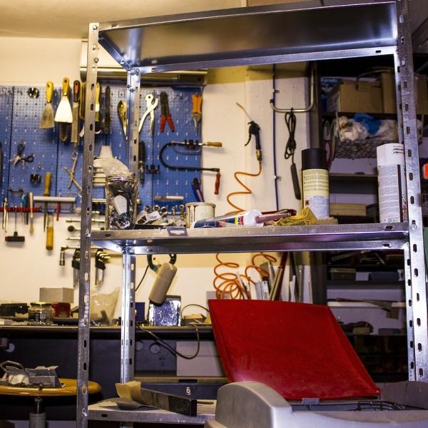 Bricolage e lavori in condominio: si può lavorare in garage per non disturbare?