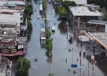 Maltempo in Argentina, forti temporali a Buenos Aires: strade allagate e voli in ritardo