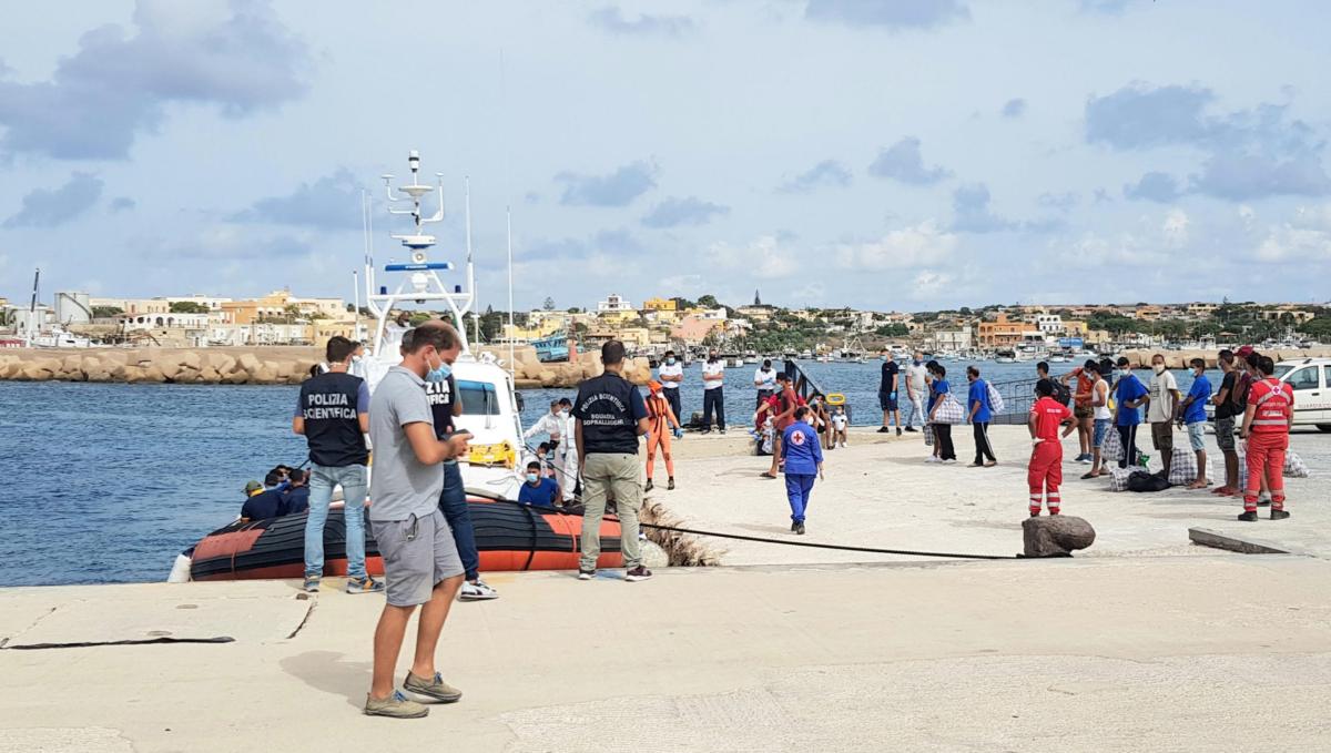 Migranti, anche oggi tanti sbarchi a Lampedusa