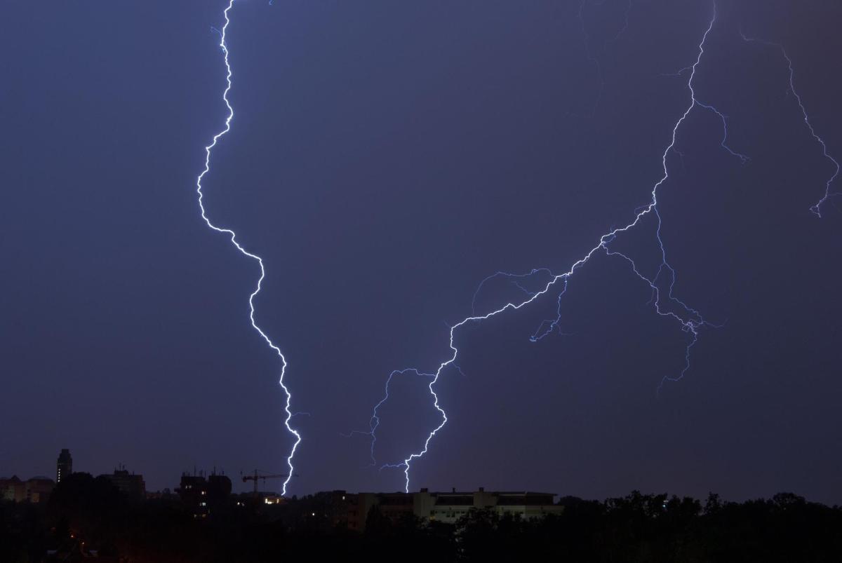 Lecco, albero colpito da fulmine cade su due ragazzi a Colico: grav…