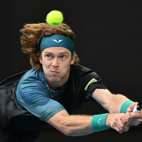 Australian Open, Rublev soffre e poi scherza: “Il vostro tifo mi stava costando…”