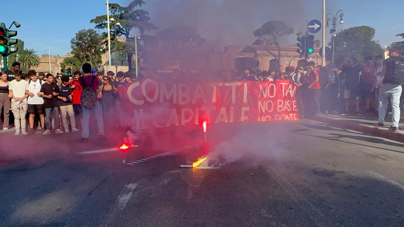 Fridays for Future 6 ottobre 2023, tensione al corteo di Roma, provocazioni degli studenti alla polizia | VIDEO