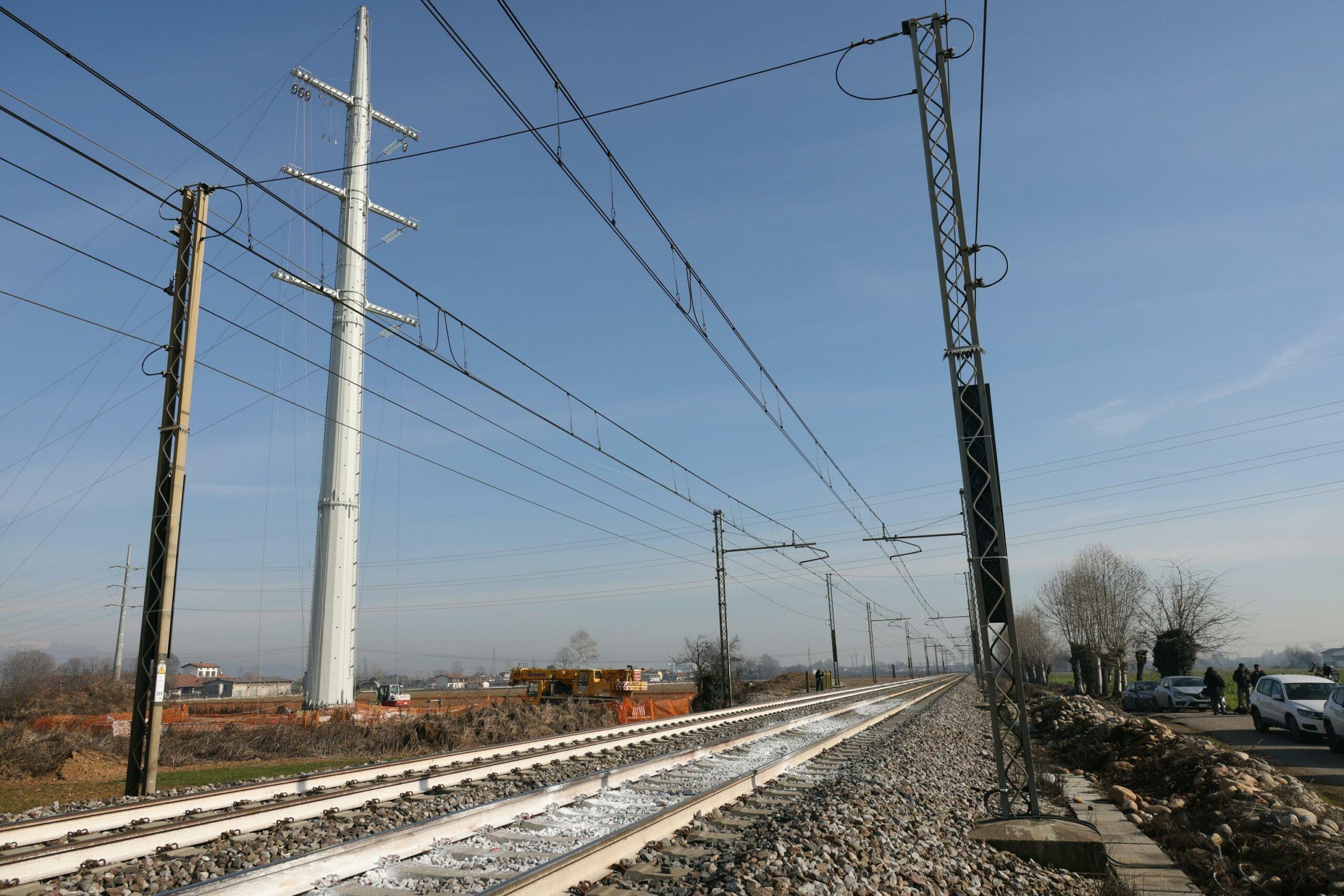 Tragedia a Roseto degli Abruzzi (Teramo), ragazza muore investita da un treno merci