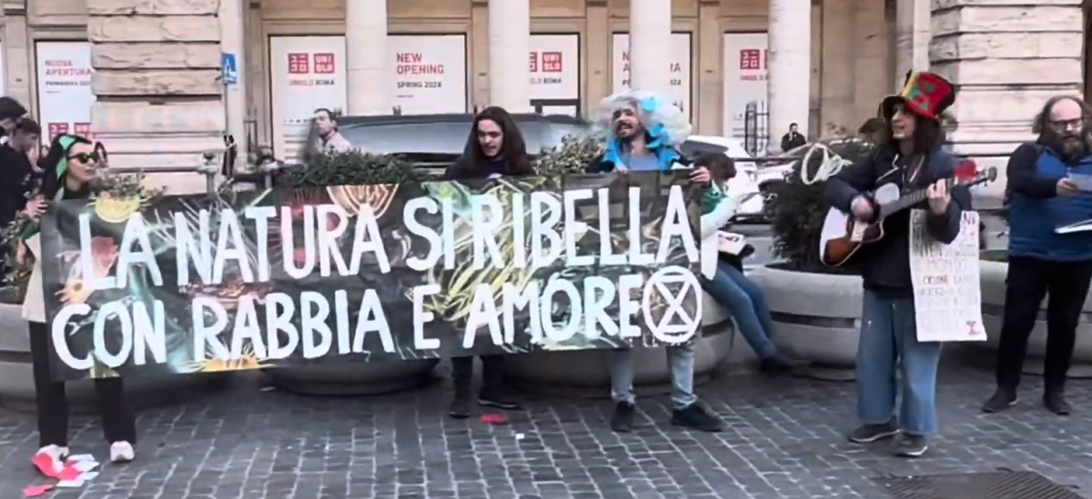 Roma, esponenti di Extinction Rebellion cantano una serenata sull’ambiente davanti Palazzo Chigi | FOTO e VIDEO