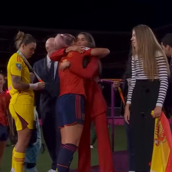 Spagna femminile, la vittoria ai mondiali dopo Rubiales “eccita” anche il Ct Vilda: tocca il seno alla sua vice durante l’esultanza | Video