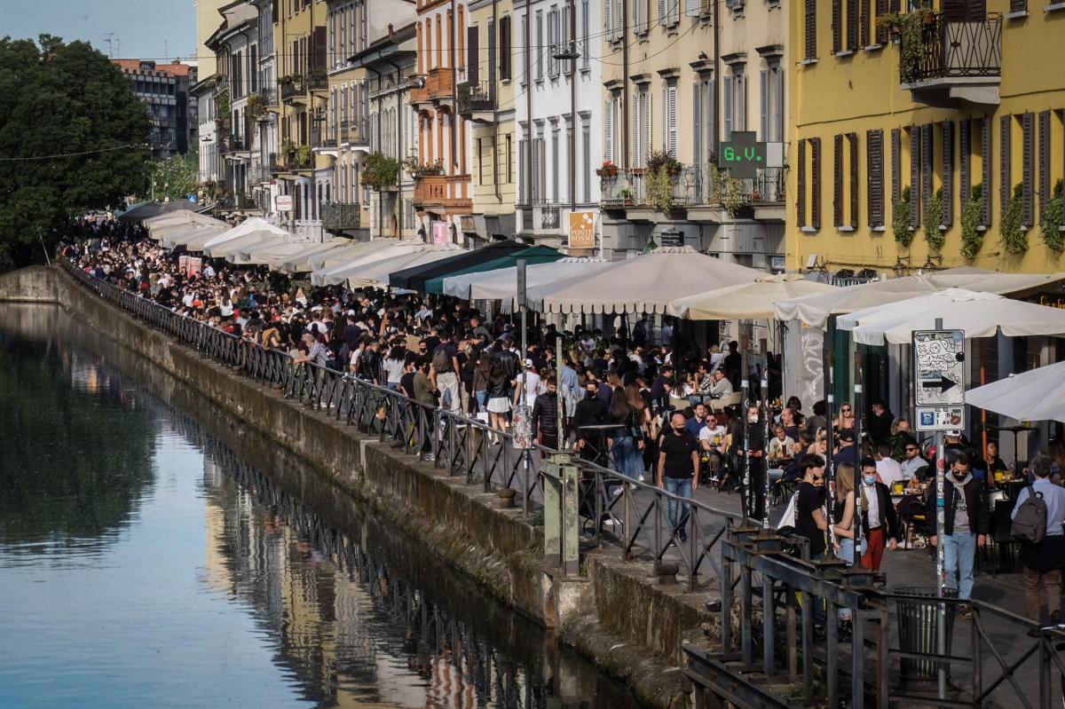 Milano, uomo nudo si tuffa in un Naviglio tra gli applausi della fo…