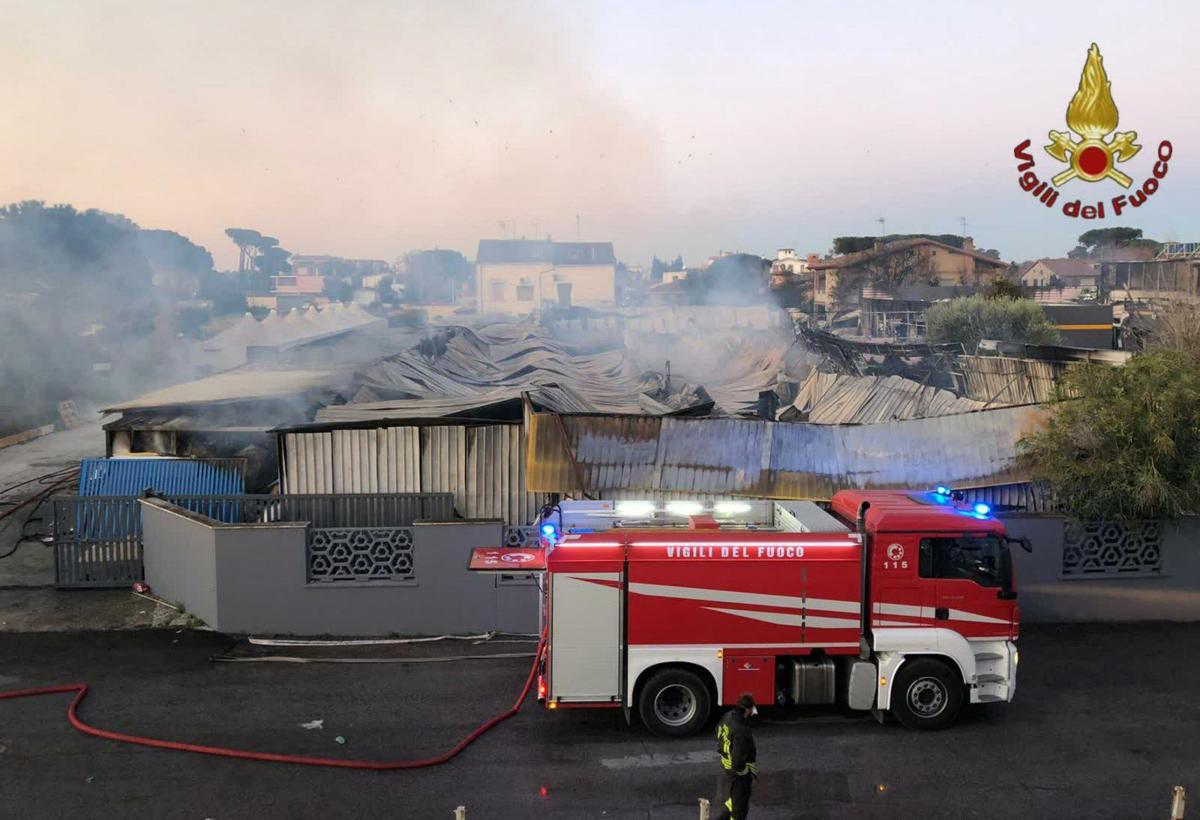 Roma, incendio all’idroscalo di Ostia: a fuoco alcune baracche, due feriti | FOTO