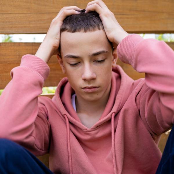 Quali sono le cause del mal di testa degli adolescenti: sintomi e come intervenire