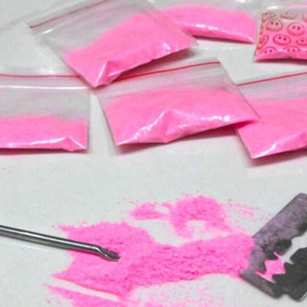 Cos’è la cocaina rosa e quali sono i pericoli di questa droga deleteria