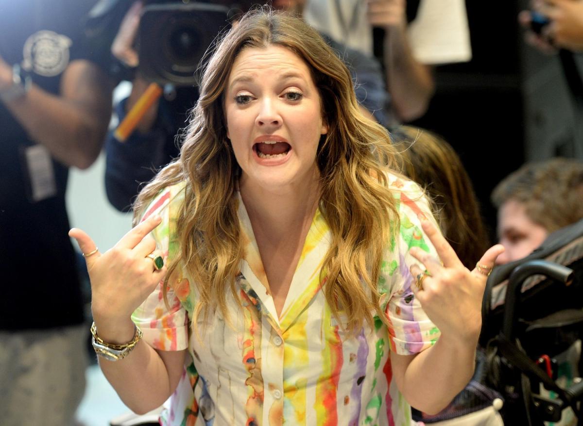 Drew Barrymore lancia la sua collezione di t-shirt sotto l’etichetta di moda del cantante Justin Bieber