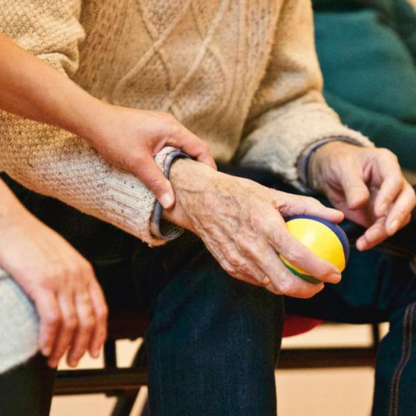 Legge 104: distanza dal familiare malato, come funziona e limitazioni