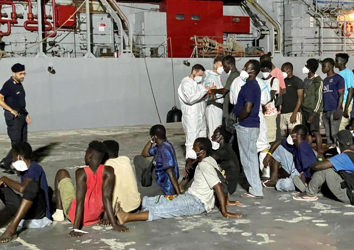 Migranti, trasferimenti da Lampedusa: oggi 1.430 persone saranno sp…