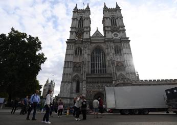 Dall’incoronazione di Re Carlo III i turisti potranno vedere il pavimento medievale di Westminster ma… solo senza scarpe