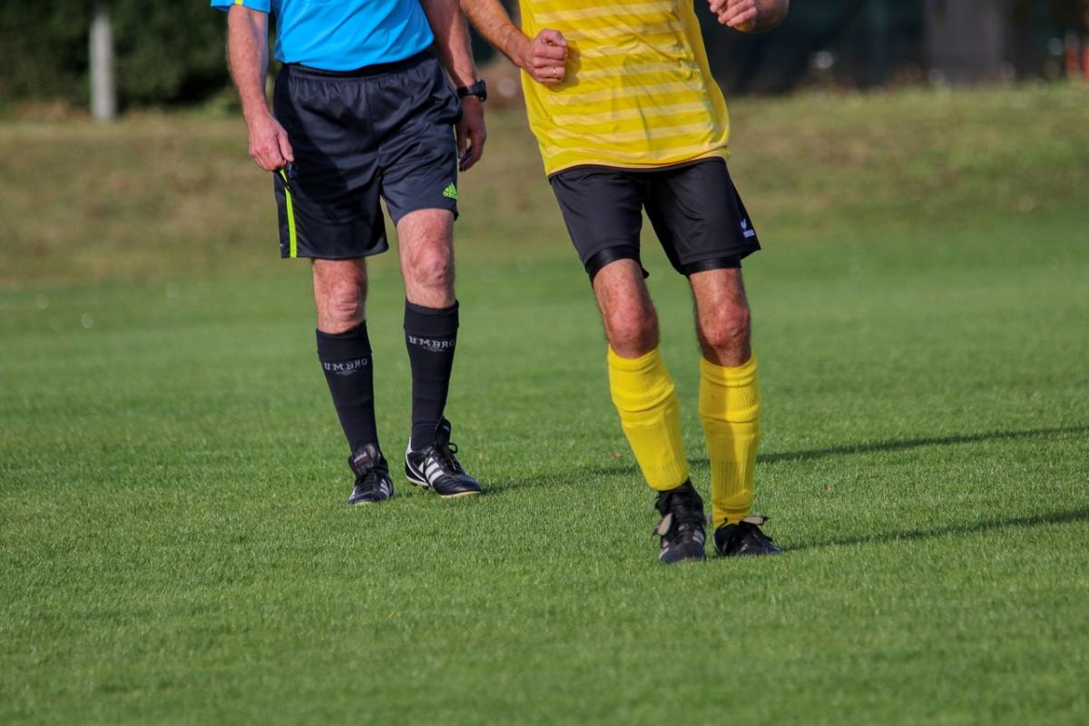 Liguria, arbitro picchiato durante una partita: è il secondo caso i…