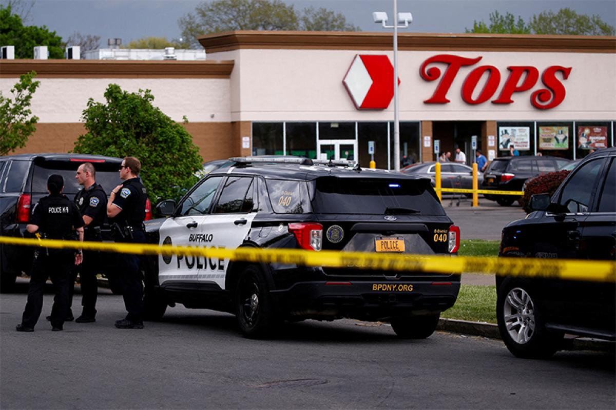 Tragedia a Buffalo, sparatoria in un supermercato: 10 morti; arrest…