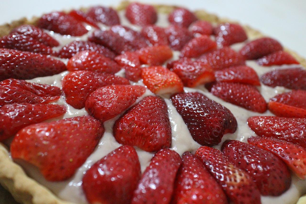 La crostata di fragole morbida, il dolce che sa di primavera