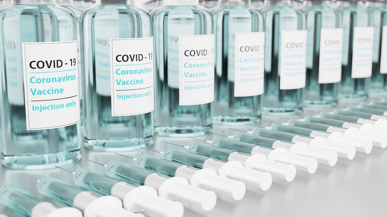 Vaccini covid, calo tra gli over 50