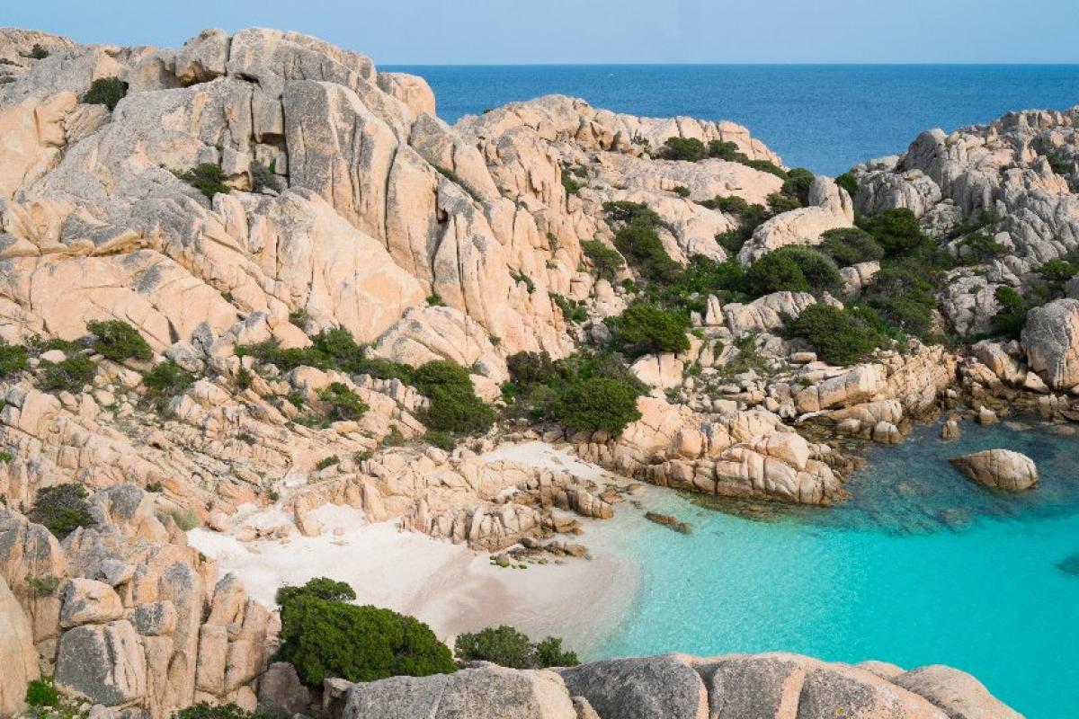 La Maddalena, l’isola che c’è! Gettonatissimi i matrimoni in spiaggia