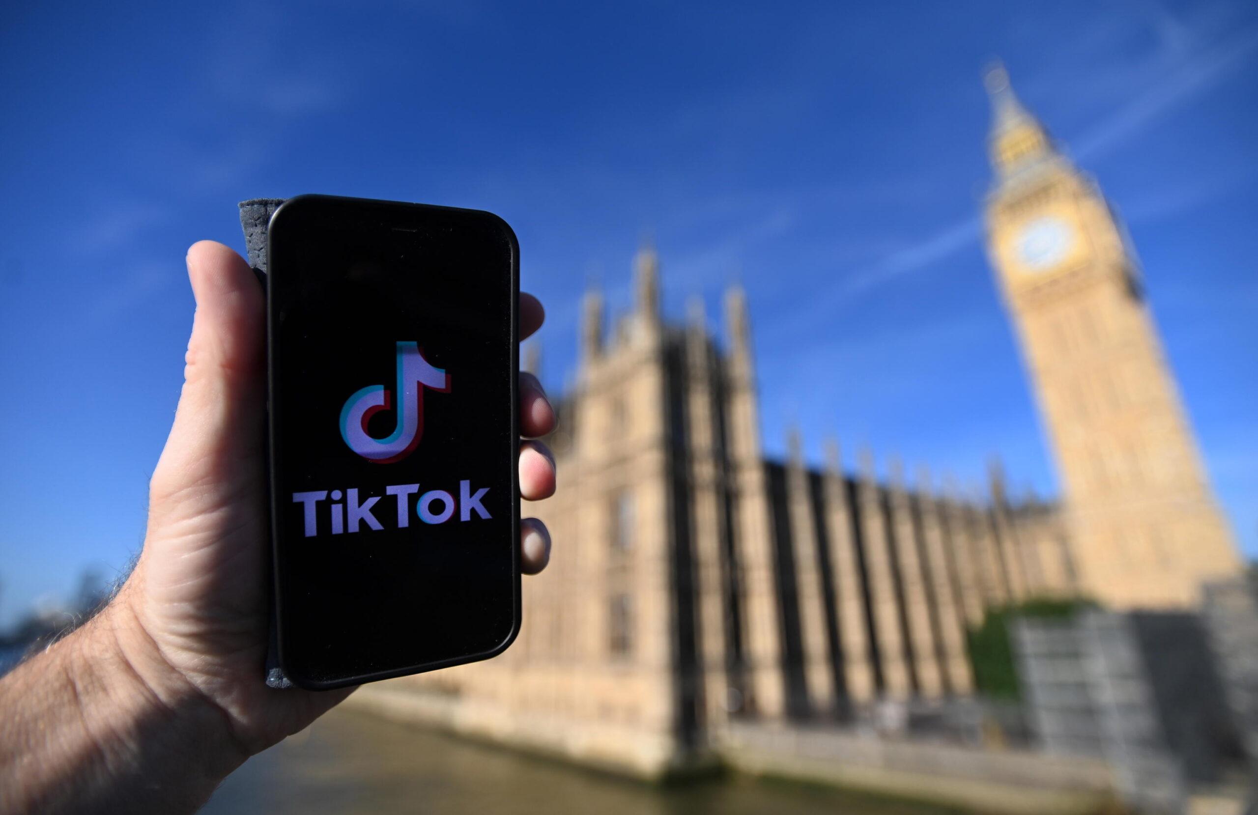 Challenge Tik Tok, quali sono i pericoli e i rischi che si celano dietro al social media