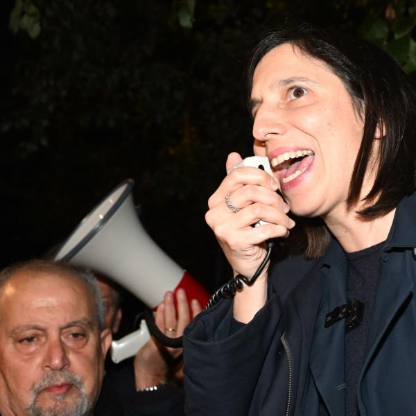 Rai, tensioni al presidio per la libertà di stampa in viale Mazzini. Schlein: “Svilita da TeleMeloni” | VIDEO