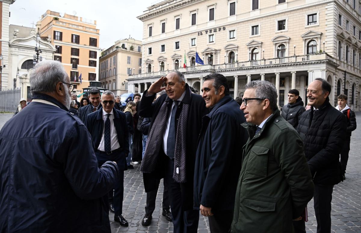 Scontri ai cortei, Meloni alle forze dell’ordine: “Ingiusta campagna denigrazione. Gli studenti? Le regole si rispettano”