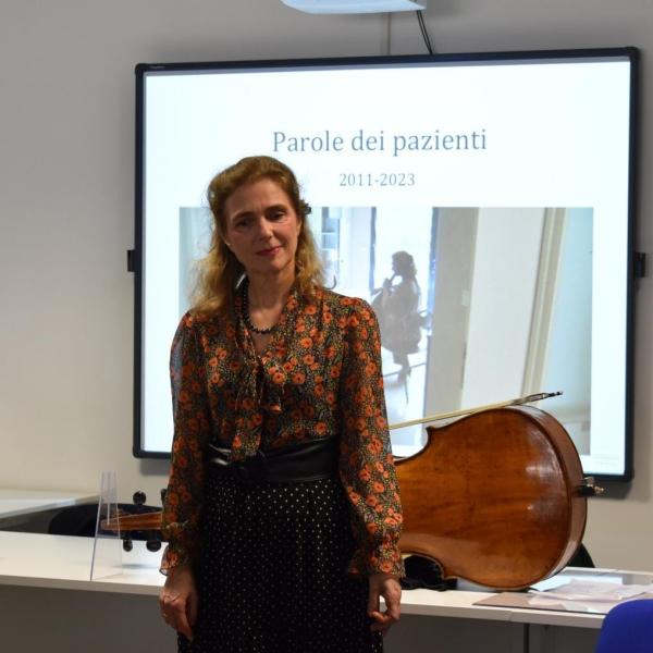 Claire Oppert all’Unicusano presenta “La Cura Schubert” e il suo violoncello come terapia che allunga la vita ai pazienti