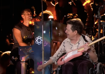 Concerto Coldplay Glastonbury 2024: sul palco a sorpresa Michael J. Fox suona la chitarra. Social impazziti | VIDEO