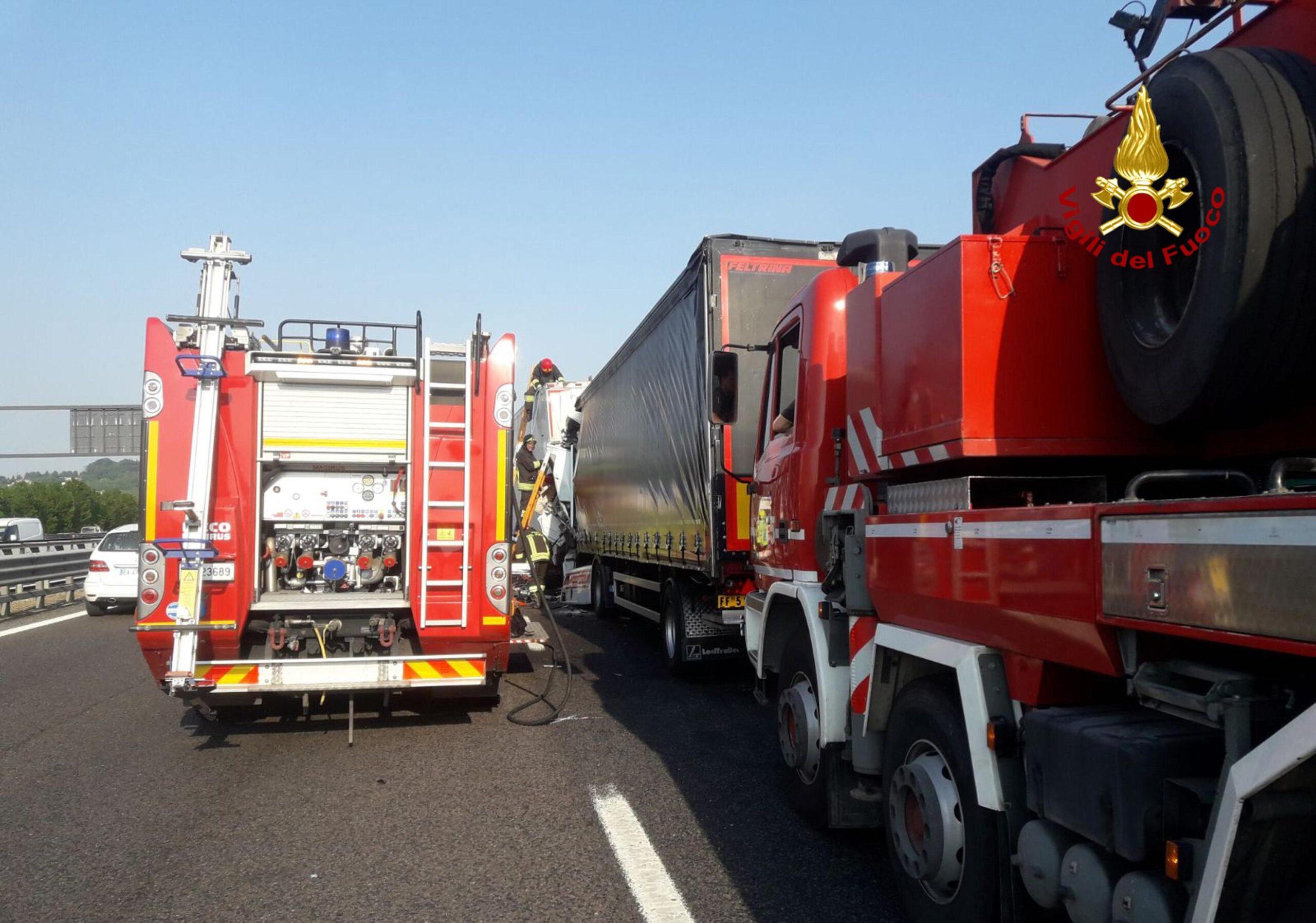 Grave incidente sull’A4, scontro tra tir: un morto