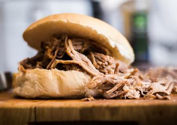 Come si fa il pulled pork, ricetta originale del maiale sfilacciato