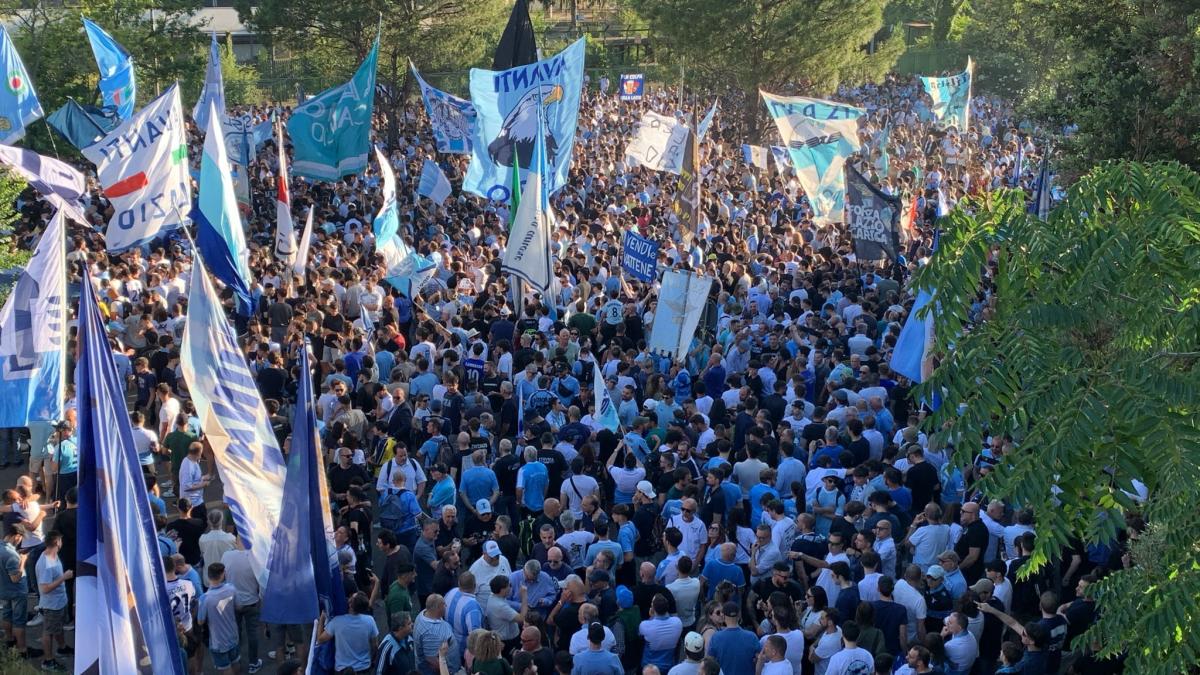 “Liberaci dal male”, lo striscione dei tifosi della Lazio contro Lotito che da Roma gira in tutto il mondo. Erano oltre 15 mila a manifestare in corteo e contestare il patron biancoceleste |VIDEO