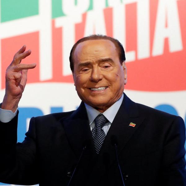 Berlusconi su TikTok racconta una barzelletta su se stesso, Biden, Putin e il Papa