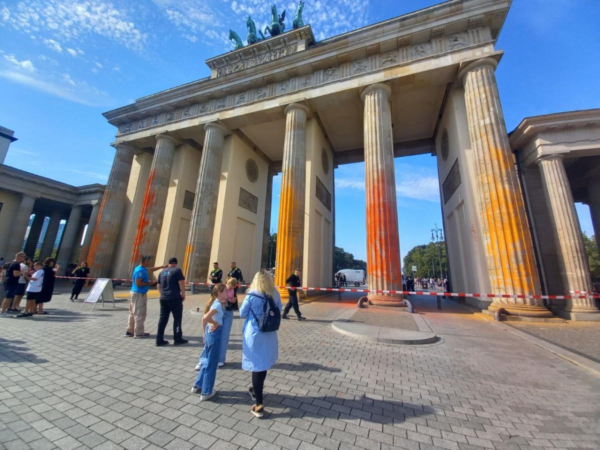 Germania: gli attivisti di Ultima Generazione imbrattano la Porta d…